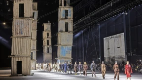 „Wie ein Reptil, das sich häutet“