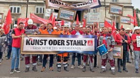 Stahlprotest mit goldenen Bilderrahmen