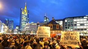 Gegner bewerfen Islamkritiker mit Flaschen