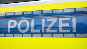 Mann tötet Lebensgefährtin und verursacht tödlichen Autounfall