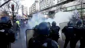 Polizei geht mit Tränengas gegen Demonstranten vor