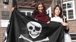 Piratenflagge im Fenster darf bleiben