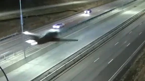 Flugzeug muss auf Autobahn notlanden