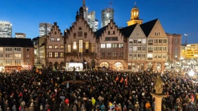 Tausende demonstrieren gegen Rechtsextremismus