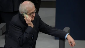 Halb zog er ihn, er sank nicht hin