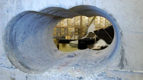 Mit der Bohrmaschine in der Tresorraum