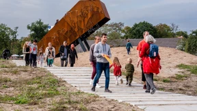 Ein Rennbahnpark und ein Oktoberfestbesucher