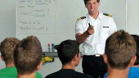 In Uniform vor der zehnten Klasse