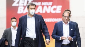 Mit angezogener Handbremse