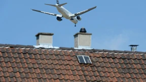 Im Tiefflug über neue Wohnhäuser 