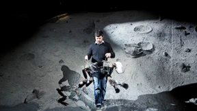 Mondmission mit Stahl-Schimpansen