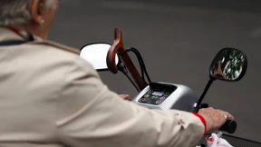 Greis verirrt sich mit Rollstuhl auf Autobahn