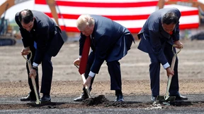 „Achtes Weltwunder“: Trump feiert neue Foxconn-Fabrik