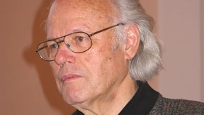 Mensch bleiben im Grauen