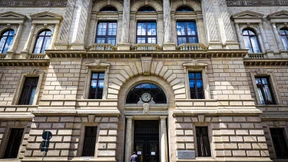 Gynäkologe soll Genitalien der Ehefrau mit Schere verstümmelt haben