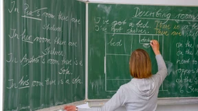 Der Lehrer liest mit