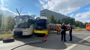 Tram und Reisebus kollidieren –  Fahrer schwer verletzt