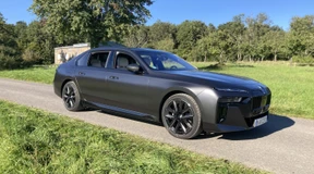 Auf einen BMW 750e mit Technik & Motor