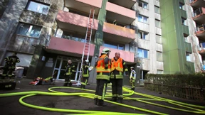 Feuer in Hochhaus fordert 20 Verletzte