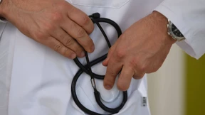 Erste Tatverdächtige nach Hassmails von Corona-Impfgegnern an Hausarzt