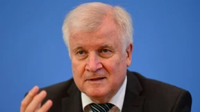 Seehofer besorgt über gewaltbereite Rechtsextremisten