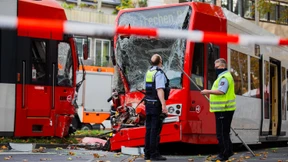 Zwei Straßenbahnen kollidieren frontal in Köln