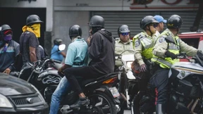 Bewaffnete auf Motorrädern schießen auf Passanten