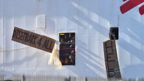 Deutsches Rettungsschiff „Rise Above“ legt in Hafen in Italien an