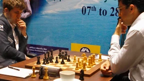 Carlsen hält Anand auf Distanz