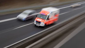 Frau wird auf Autobahn aus Auto geschleudert