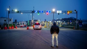 Warten und Hoffen auf Verwandte an der Grenze