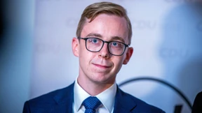 Philipp Amthor distanziert sich von Gruppenfoto