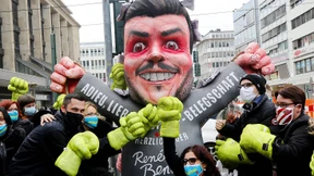 Galeria-Mitarbeiter prügeln auf Benko-Pappfigur ein