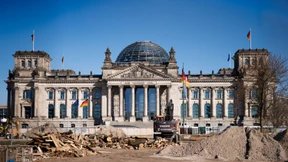 Parlament mit Brandmauer