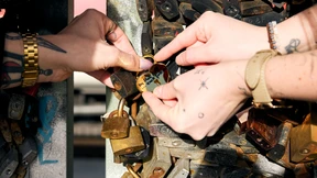 Was sind die Geschichten hinter den Liebesschlössern in Köln?