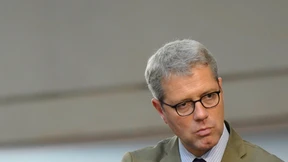 Röttgen will Souveränitätsrechte abgeben