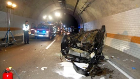 Frau verletzt sich bei Looping im Autobahntunnel