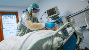 Sollen infizierte Ärzte weiterarbeiten?