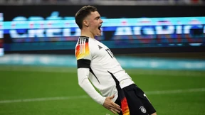 Nina Chuba verkündet Nominierung von Florian Wirtz auf Konzert