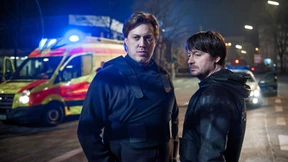 Warum hält er diesem Typen nur die Treue?