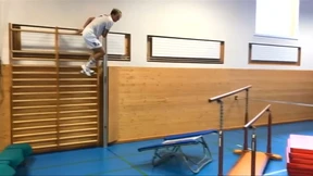 Waghalsiges Training eines Ski- Freestylers