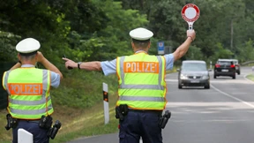 Autofahrer rast auf Polizist zu – Beamter gibt Schuss ab