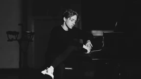 Sieht aus wie ein Popstar, spielt genial Klavier