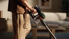 Vier Staubsauger und ein Reinigungsfall