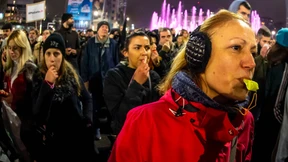 Zehntausende Serben demonstrieren gegen Präsident Vučić