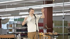 Hymnisch mithören in der Bibliothek