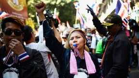 Demonstranten marschieren zur Polizeizentrale