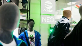 Cashmere-Pullover und Plastik-Schuhe