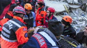 Retter bergen Frau lebend aus Trümmern