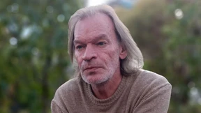 Russischer Sänger stürzt bei Wohnungsrazzia aus zehntem Stock